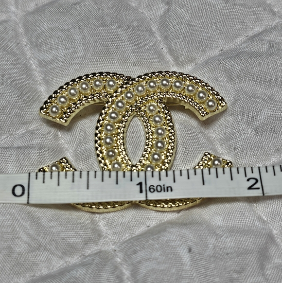<AUTH> CHANEL Vintage Gold and Pearl Brooch Stamped Like NEW - Picture 6 of 7